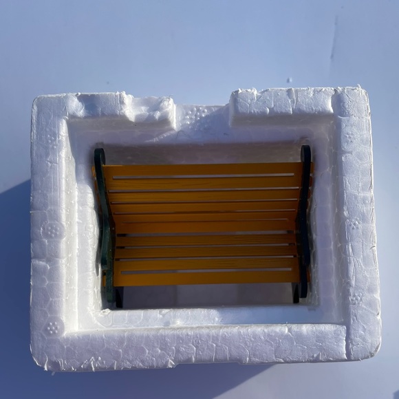 General Village Accessory - Park Bench - Picture 4 of 4